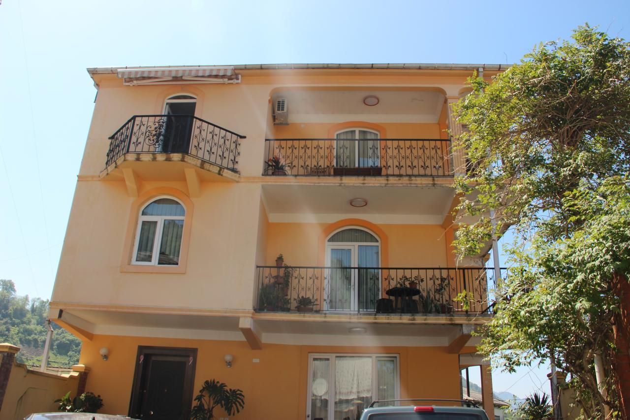 Yellow House - Vaja Sarpi Exteriér fotografie